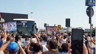 Il pullman dell'Atalanta torna a Bergamo: che festa dei tifosi!