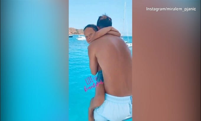 Pjanic e il figlio, tuffo dalla barca insieme!