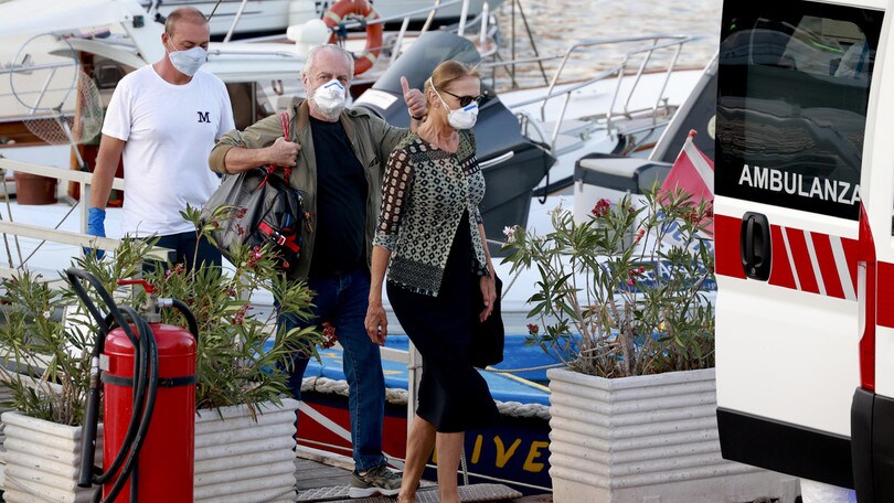 De Laurentiis lascia Capri in barca. Andrà a curarsi a Roma