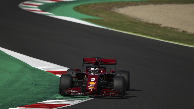 Gp Toscana, caos al via: Vettel distrugge l'ala, ritiro per Verstappen