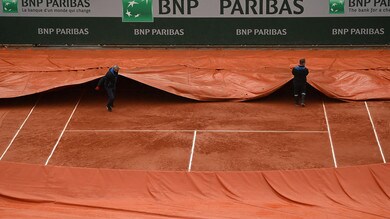 Roland Garros, spuntano i teloni sui campi: forte pioggia su Parigi