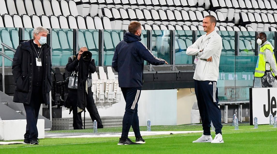 Juve-Napoli, Bonucci sul prato dell'Allianz con la terna arbitrale