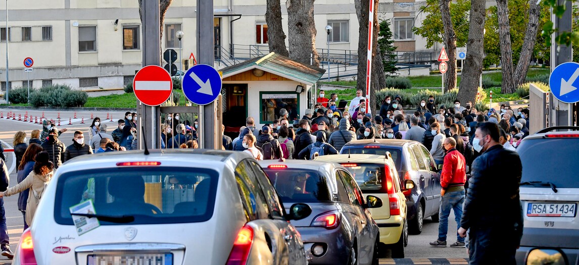 Coronavirus, lunghe file per i tamponi a Roma e Napoli
