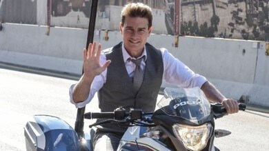 Tom Cruise a Roma fa impazzire i fan sulla moto della polizia
