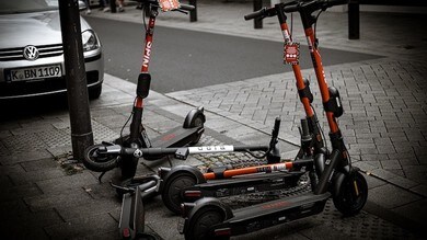 Monopattini, a Milano regole più rigide: rimozione per divieto di sosta