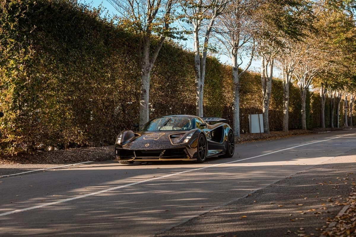 Lotus Evija a Goodwood con la livrea JPS: gli scatti