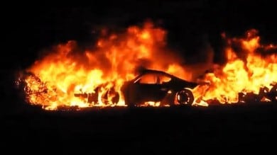 Vendetta sulla Porsche: moglie incenerisce l'auto dell'ex marito