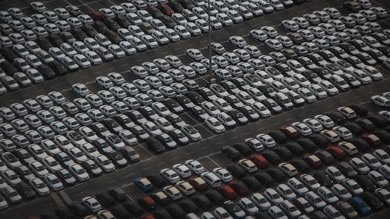 Incentivi auto, gli italiani li vogliono per benzina e Diesel, ma il futuro è elettrico