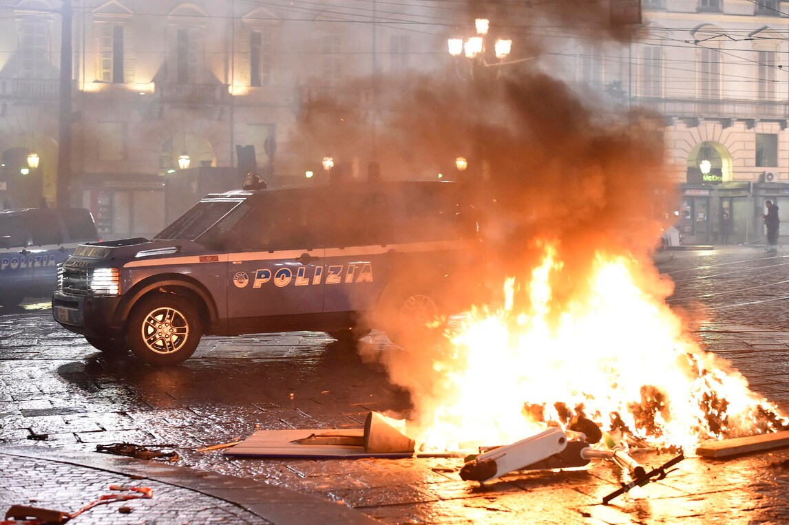 Torino contro il nuovo Dpcm: cassonetti e monopattini in fiamme