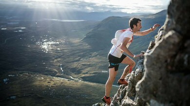 In volo sulle montagne il mito Kilian Jornet ma sbatte sull'asfalto