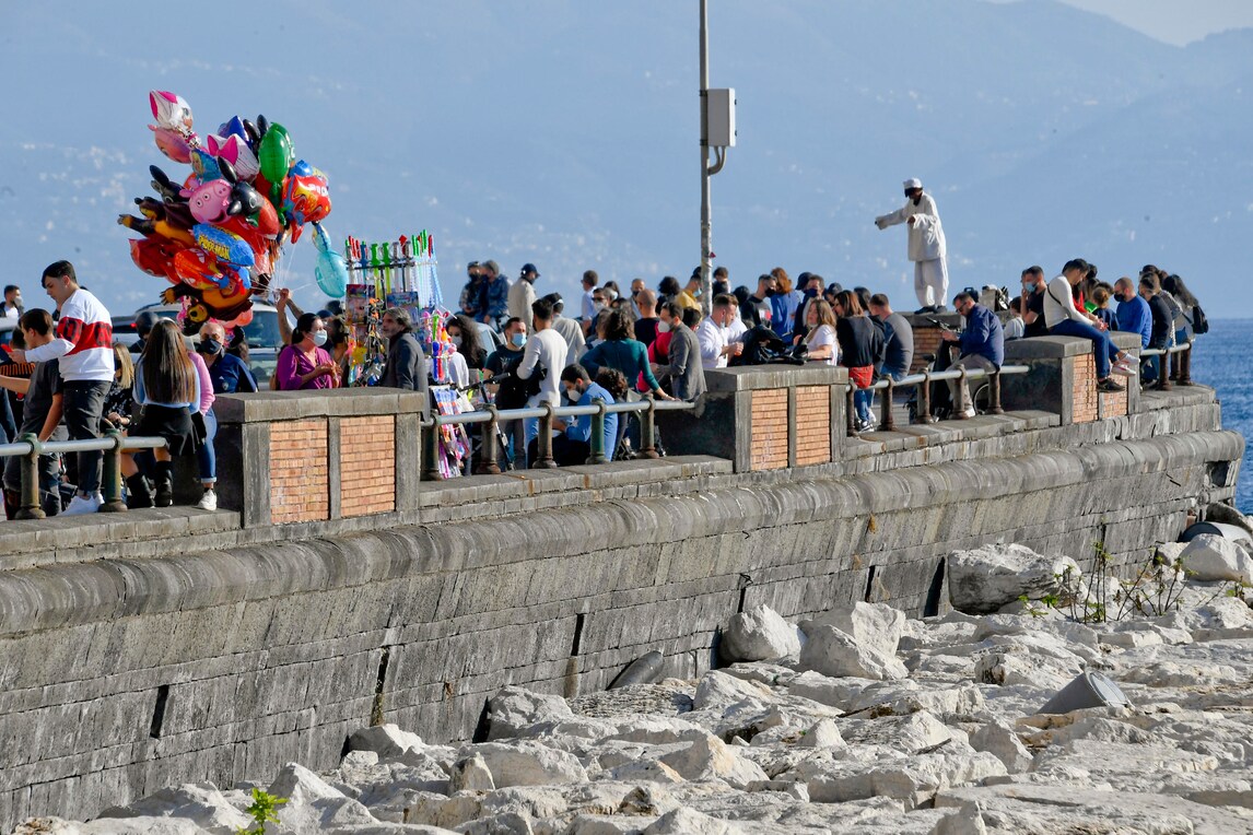Napoli, altro che chiusure: il lungomare è pieno di gente