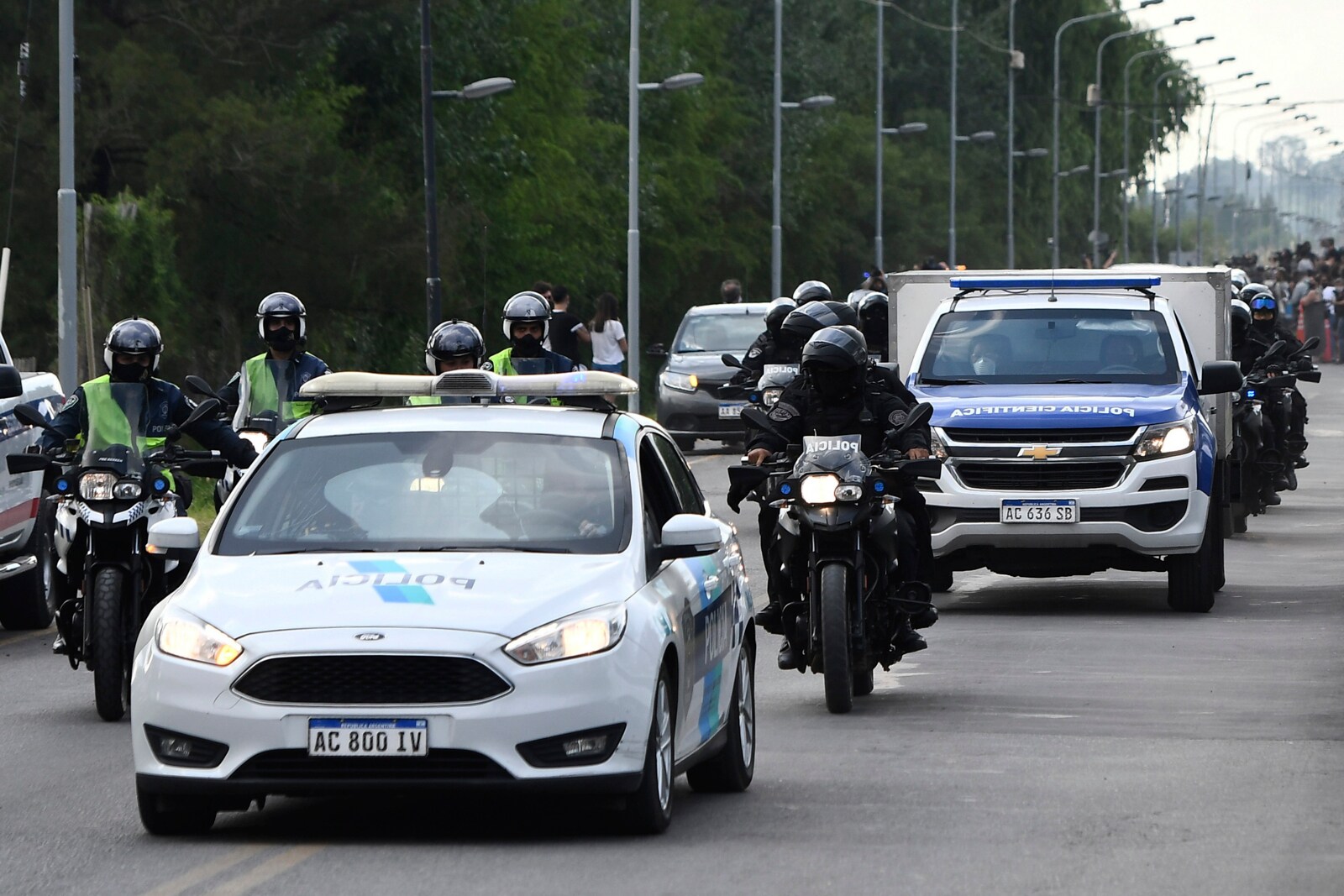 Il corpo di Maradona sull’auto della polizia scientifica