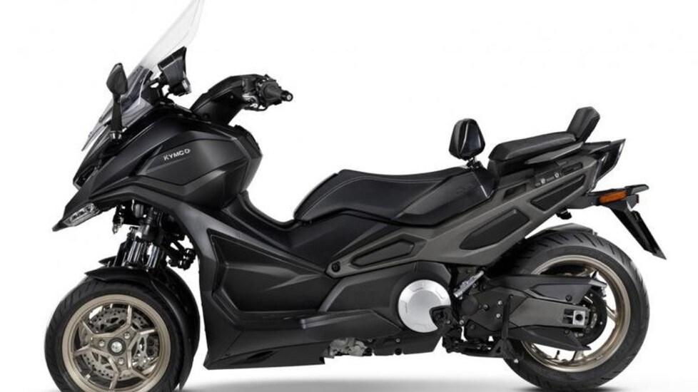 Realizzato sulla base dell'AK 550, lo scooter di Taiwan è disponibile con un design rinnovato, illuminazione full LED e un bicilindrico da 51,6 cavalli