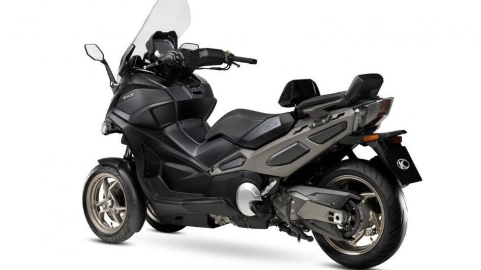 Realizzato sulla base dell'AK 550, lo scooter di Taiwan è disponibile con un design rinnovato, illuminazione full LED e un bicilindrico da 51,6 cavalli