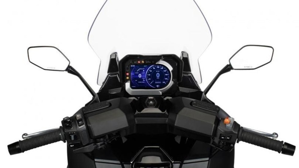 Realizzato sulla base dell'AK 550, lo scooter di Taiwan è disponibile con un design rinnovato, illuminazione full LED e un bicilindrico da 51,6 cavalli