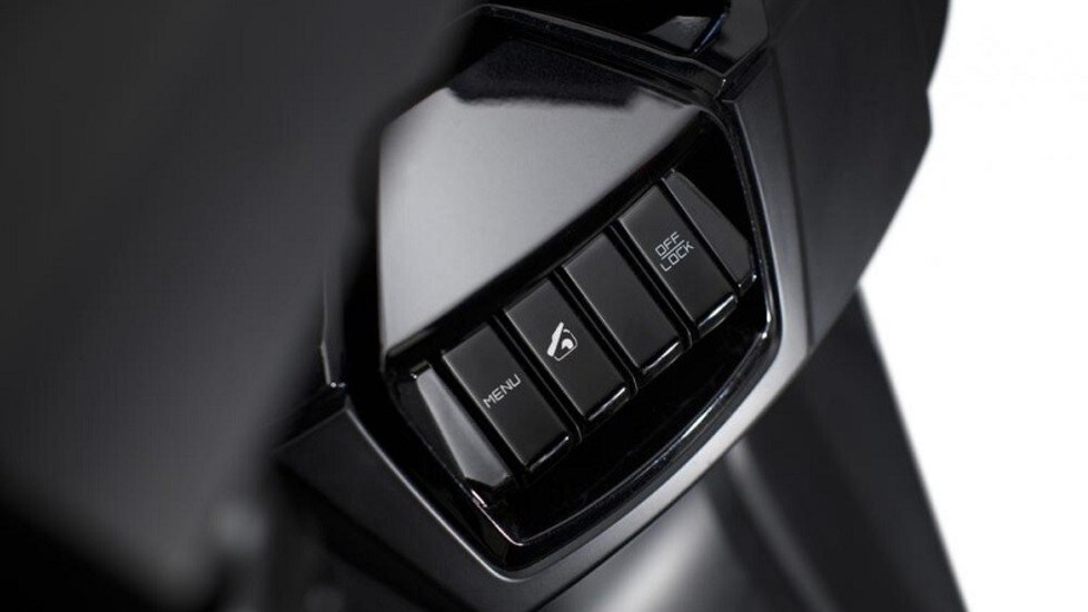 Realizzato sulla base dell'AK 550, lo scooter di Taiwan è disponibile con un design rinnovato, illuminazione full LED e un bicilindrico da 51,6 cavalli