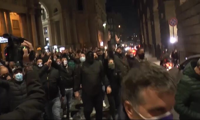 Diego Maradona, corteo dei tifosi in Piazza Plebiscito