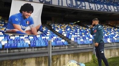 Maradona, i fiori di Insigne e lo striscione lunghissimo: l'omaggio del Napoli