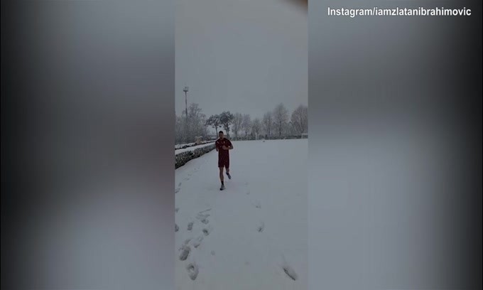 Milan, Ibra si allena sotto la neve