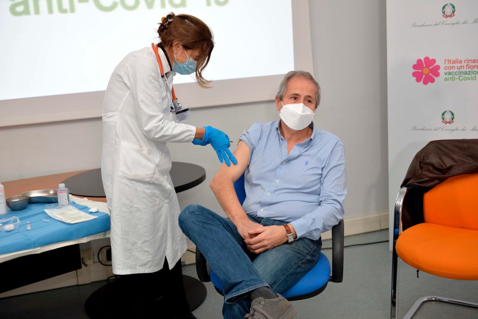 Covid, Crisanti vaccinato a Padova