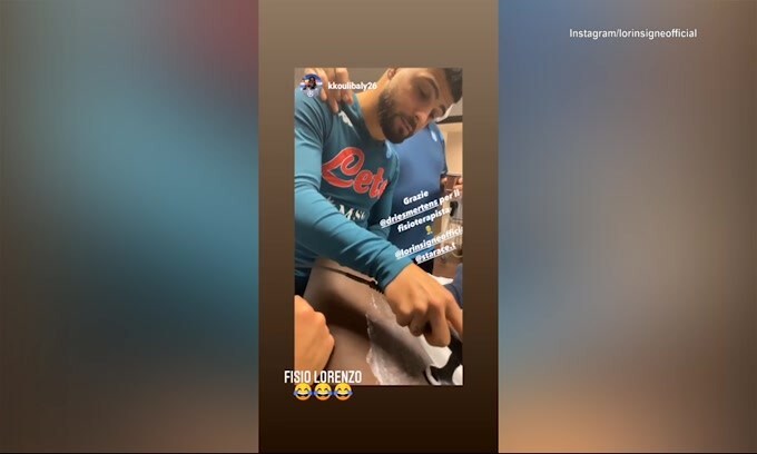 Napoli, Insigne fa il fisioterapista per Koulibaly