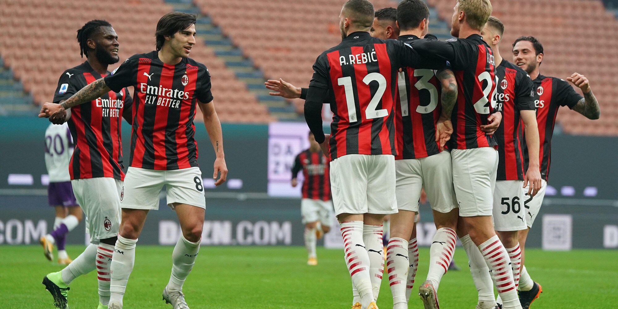 Ibrahimovic segue i compagni da bordocampo, il Milan vince 2-0 con la Fiorentina