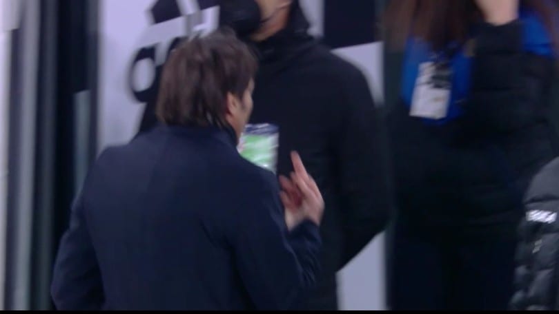 Il dito medio di Conte verso la tribuna durante Juve-Inter