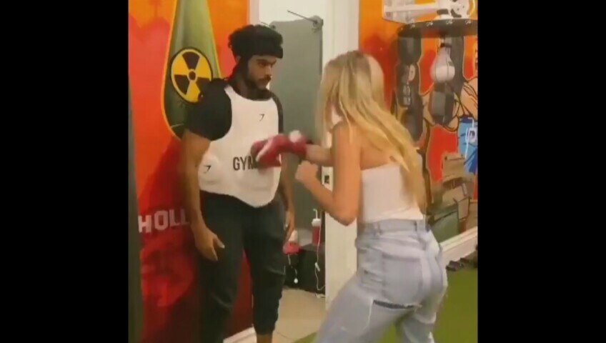 Allenamento di pugilato con sorpresa: lo scherzo riesce benissimo