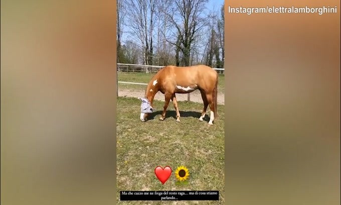 Elettra Lamborghini, relax a cavallo dopo l'Isola dei Famosi
