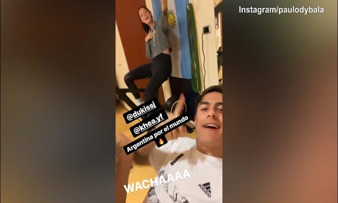 Juve, Dybala canta e Oriana...canta!