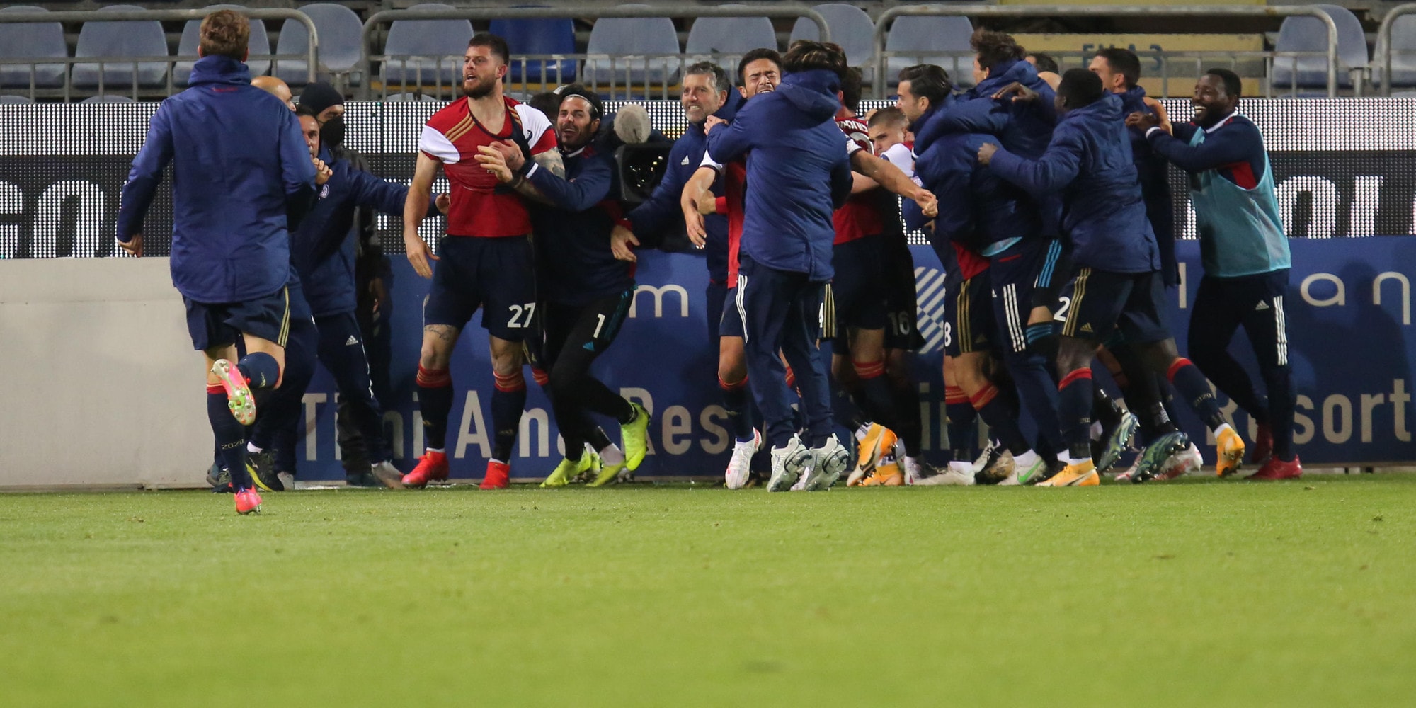 Il Cagliari piega il Parma al 94': Pavoletti gol, magia di Man, decide Cerri