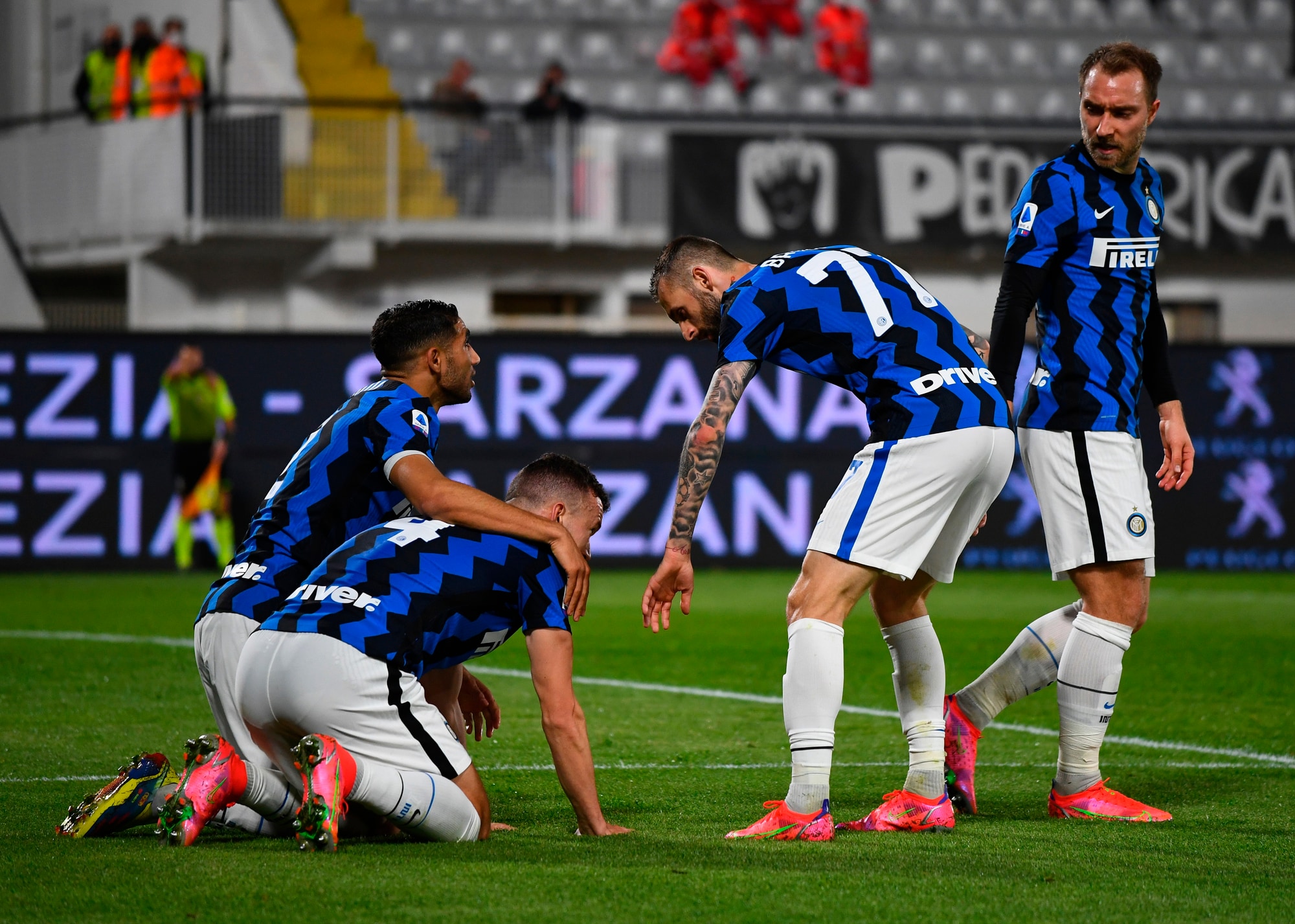 Perisic risponde a Farias, l'Inter pareggia con lo Spezia: +10 sul Milan
