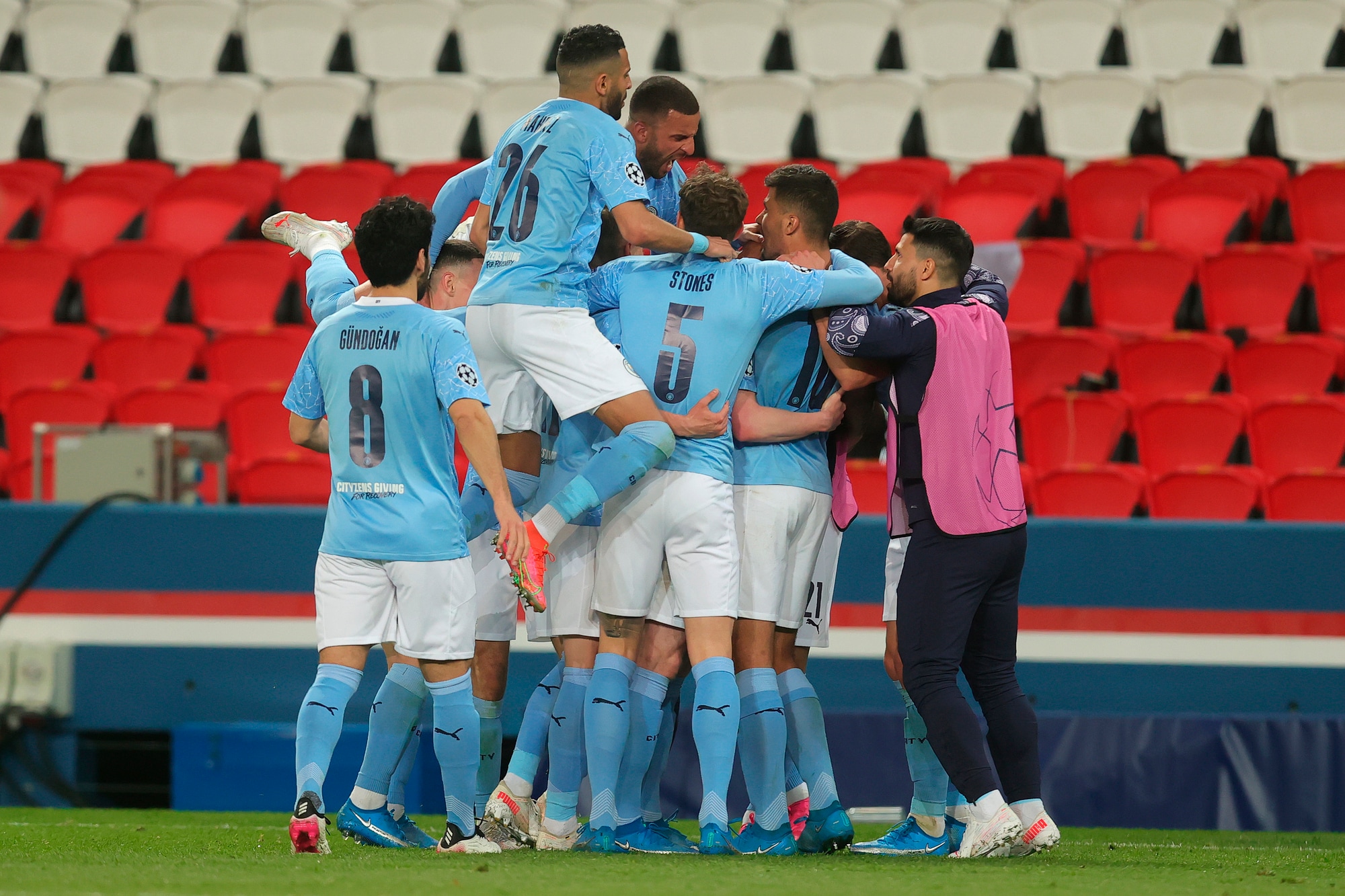 Il Psg domina un tempo, ma vince il Manchester City: decide Mahrez