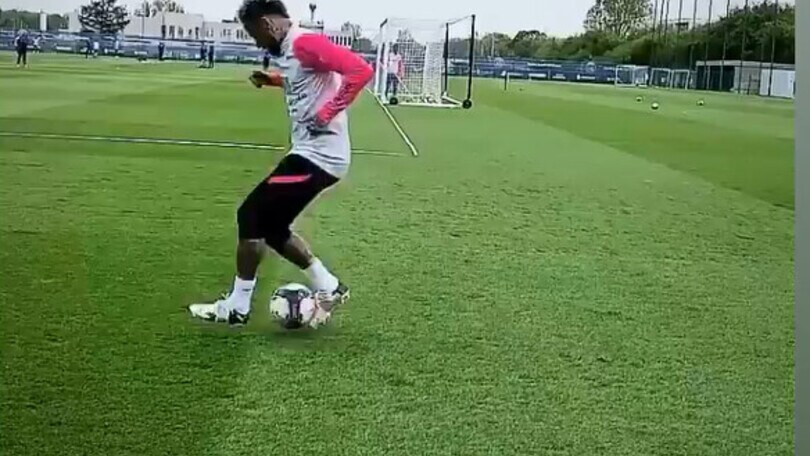 Neymar, che classe. Ma la palla finisce sul palo...