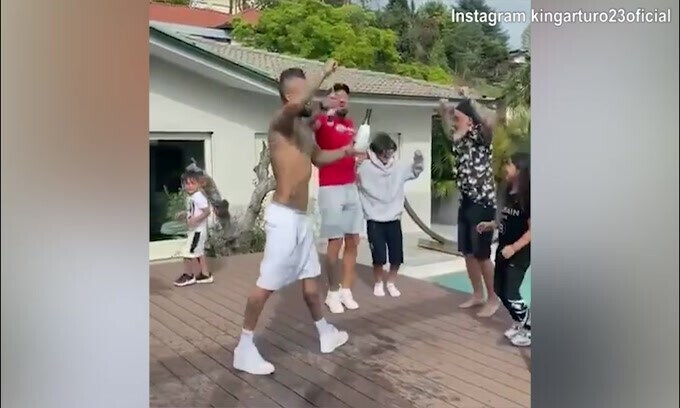 Vidal stappa lo spumante e festeggia