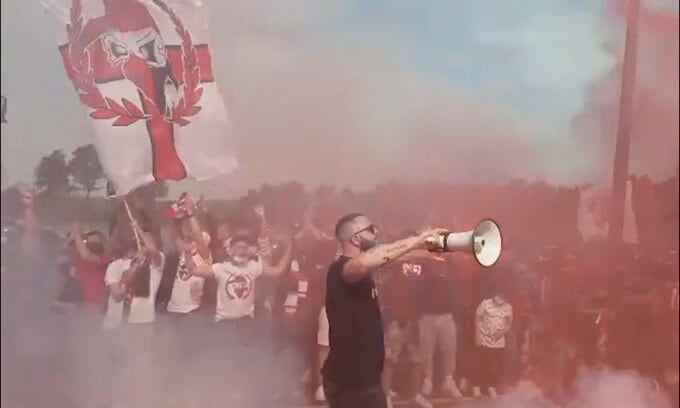 Milan, i tifosi caricano la squadra