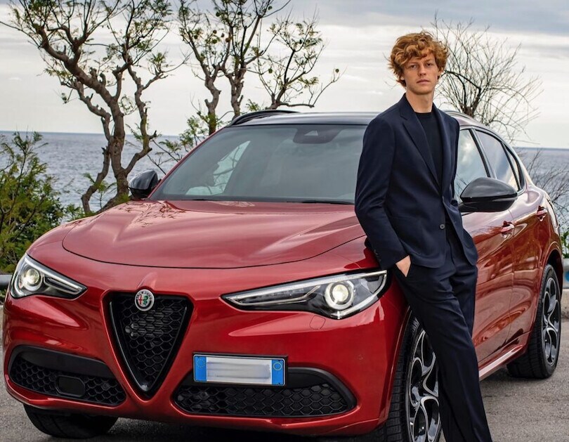 Jannik Sinner, non resiste all'Alfa Romeo