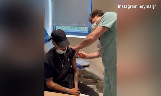Neymar si vaccina: "Che felicità"