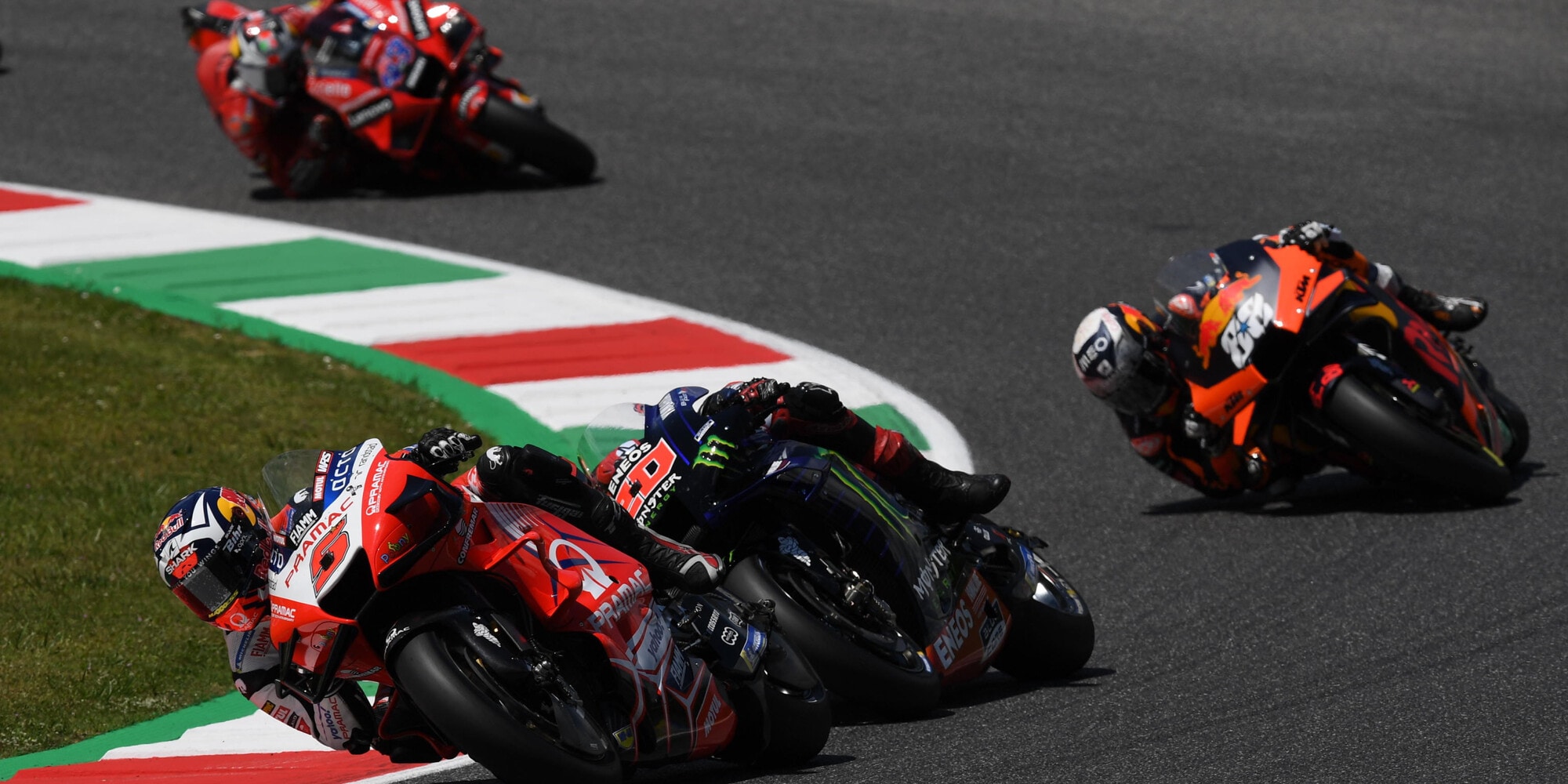 MotoGp: Quartararo vince il Gp d'Italia, Bagnaia fuori. Decimo Rossi