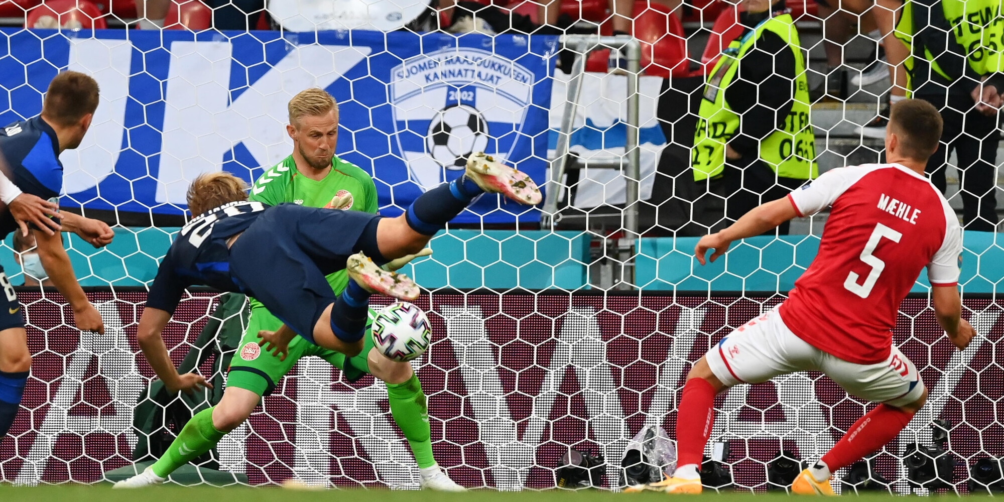 Hradecky para tutto, Pohjanpalo gol: gioia Finlandia, Danimarca ko