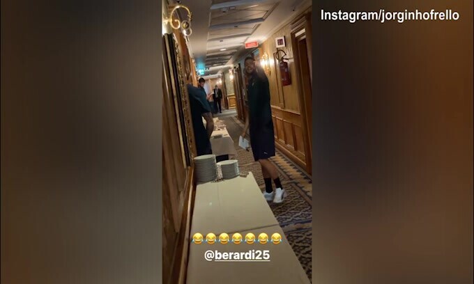 Donnarumma e Berardi chiusi fuori, Jorginho ride e sfotte