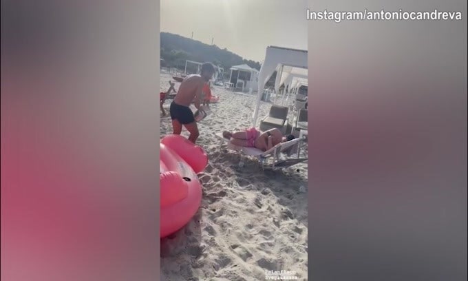 Candreva, super scherzo in spiaggia!