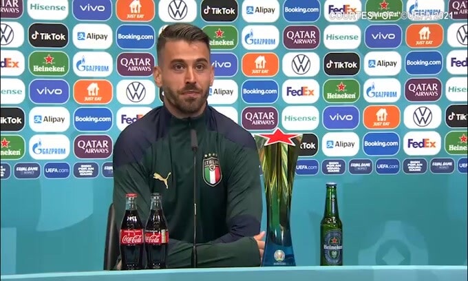 Spinazzola show in conferenza tra birre e domande che non arrivano