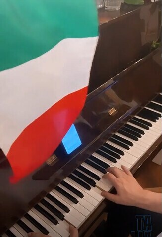 Diletta Leotta canta "Notti magiche" con la bandiera dell'Italia