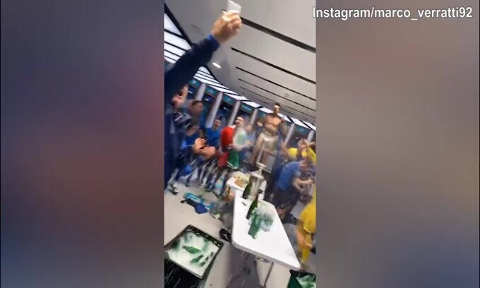 Follie da spogliatoio, ecco il volo di De Rossi