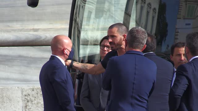 Bus scoperto: Bonucci discute animatamente con i responsabili sicurezza