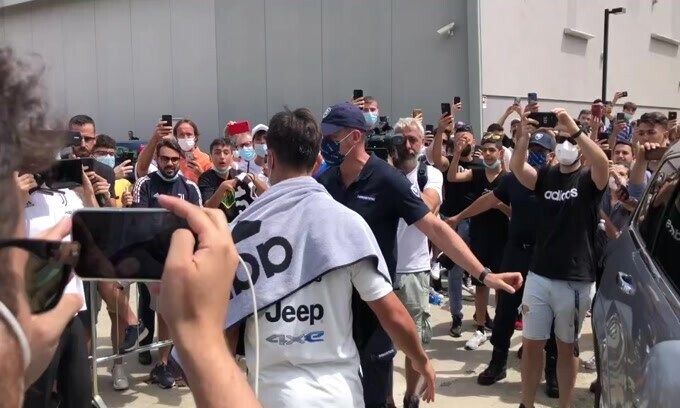 I tifosi a Dybala: «Resta e portaci la Champions»