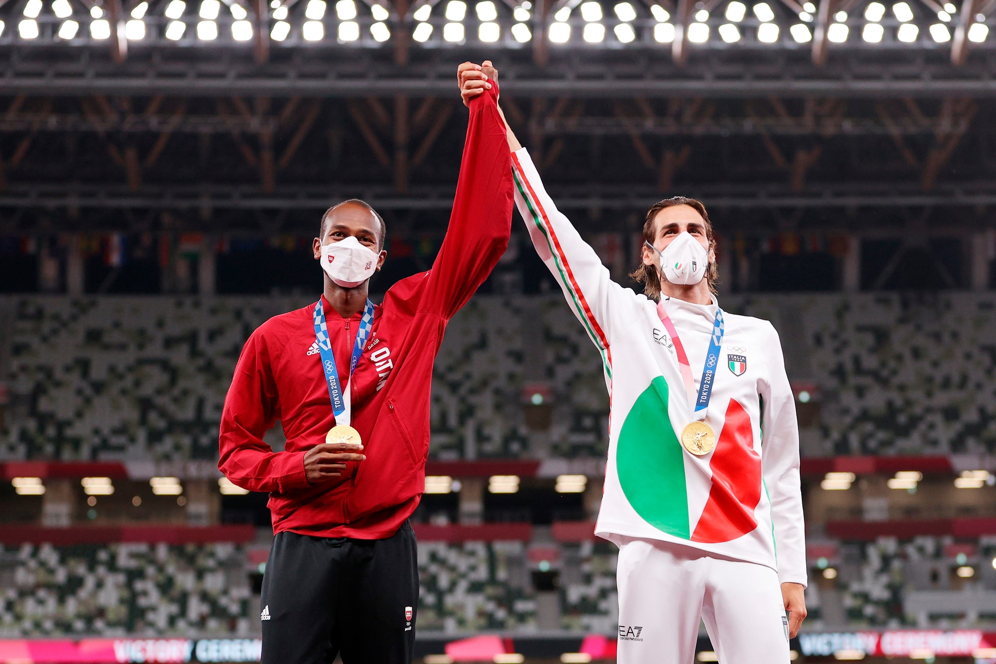 Tamberi e l'amico Barshim: è festa doppia sul podio per l'oro!