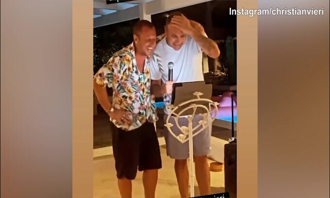Cassano e Vieri versione cantanti: "Volare ohh ohh"