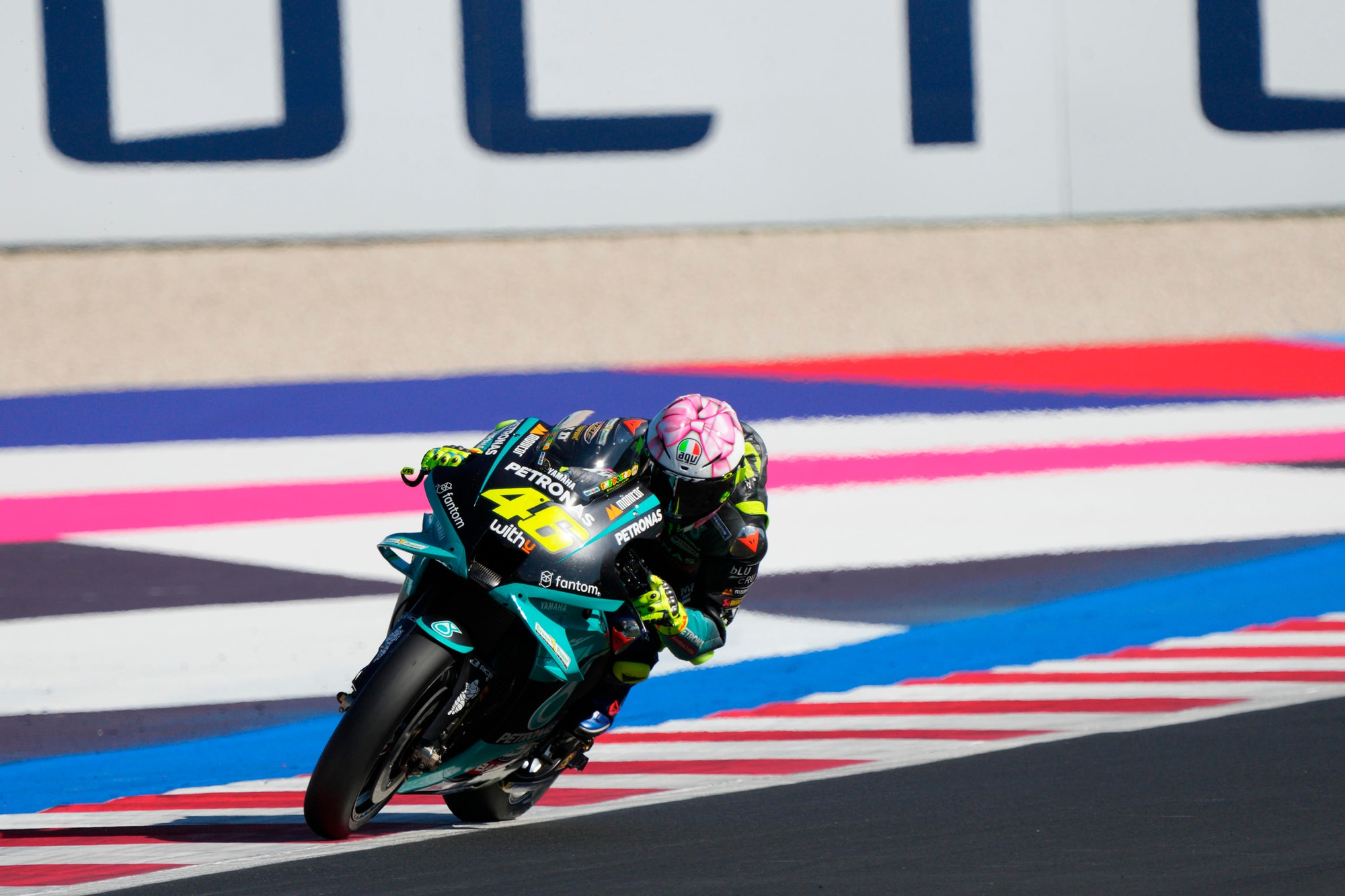 Valentino Rossi, fiocco rosa sul casco a Misano per la bimba in arrivo